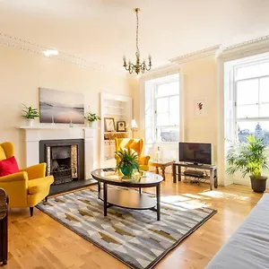 Apartment Altido Retro Castle Retreat 2bed, Edinburgh
